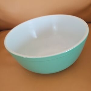 Vintage Pyrex Green and White 2.5 Qt. Serving Bowl